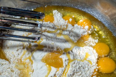 Pastanın temel bileşenleri karıştırıcı kullanılarak karıştırılır.