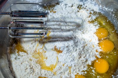 Pastanın temel bileşenleri karıştırıcı kullanılarak karıştırılır.