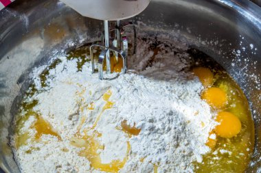 Pastanın temel bileşenleri karıştırıcı kullanılarak karıştırılır.