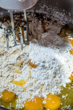 Pastanın temel bileşenleri karıştırıcı kullanılarak karıştırılır.