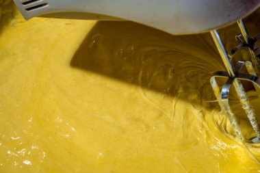 Karıştırılan kek karışımı karıştırıcı bir makine kullanıyor. Böylece tüm malzemeler eşit olarak karıştırılıyor..