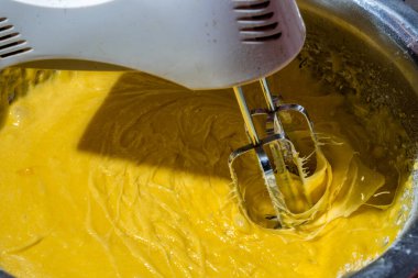 Karıştırılan kek karışımı karıştırıcı bir makine kullanıyor. Böylece tüm malzemeler eşit olarak karıştırılıyor..