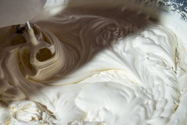 Karıştırılan kek karışımı karıştırıcı bir makine kullanıyor. Böylece tüm malzemeler eşit olarak karıştırılıyor..