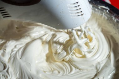 Karıştırılan kek karışımı karıştırıcı bir makine kullanıyor. Böylece tüm malzemeler eşit olarak karıştırılıyor..