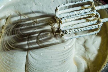 Karıştırılan kek karışımı karıştırıcı bir makine kullanıyor. Böylece tüm malzemeler eşit olarak karıştırılıyor..