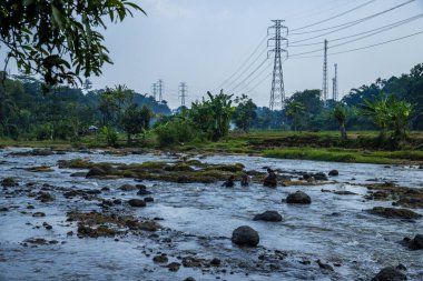 Jepara Central Java, 7 Nisan 2025, nehirde oynayan çocuklar, nehirde su oynayan çocukların heyecanı..