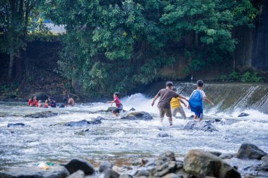 Jepara Central Java, 7 Nisan 2025, nehirde oynayan çocuklar, nehirde su oynayan çocukların heyecanı..
