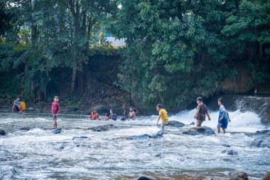 Jepara Central Java, 7 Nisan 2025, nehirde oynayan çocuklar, nehirde su oynayan çocukların heyecanı..