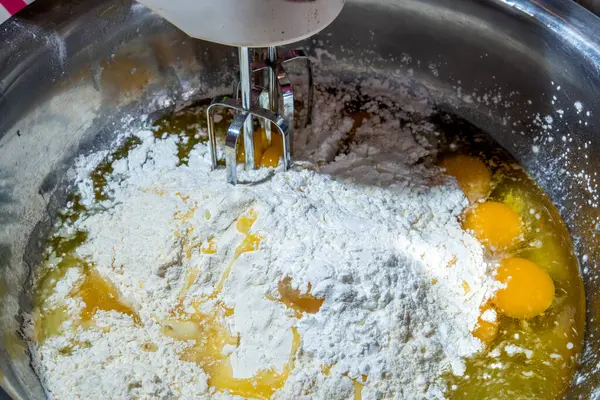 Pastanın temel bileşenleri karıştırıcı kullanılarak karıştırılır.