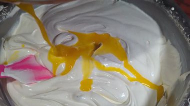 Renk verildiğinde karıştırılan kek karışımı yeşil ekmek için hamuru karıştırıyor..