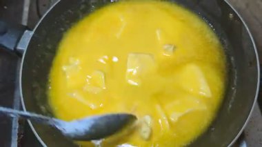 Bir tavada karıştırılan ve ısıtılan margarin manzarası