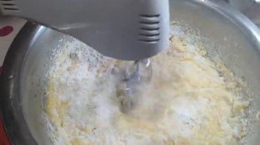 Karıştırılan kek karışımı karıştırıcı bir makine kullanıyor. Böylece tüm malzemeler eşit olarak karıştırılıyor..