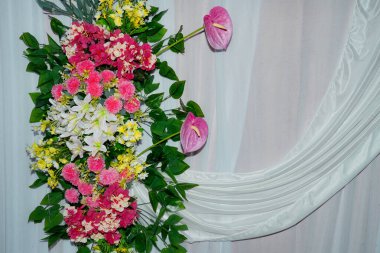 Beyaz perde arkasında çiçek demeti,