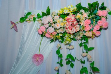 Beyaz perde arkasında çiçek demeti,