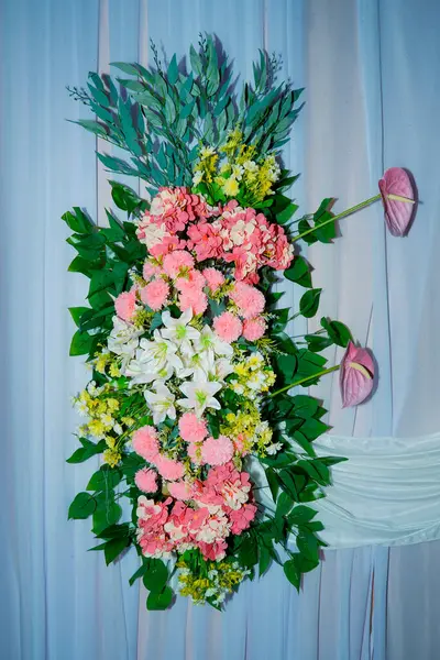 Beyaz perde arkasında çiçek demeti,