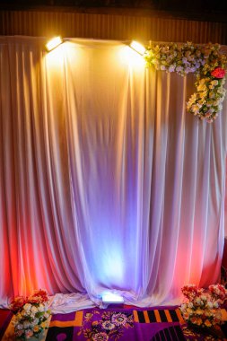 Renkli ışıklarla süslenmiş düğün dekorasyonu.