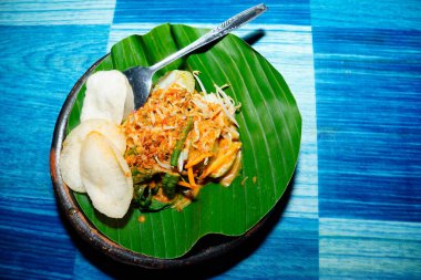 Muz yaprağında pekel pilavı, pekel pilavı, muz yaprağında servis edilen tipik bir Endonezya yemeği..