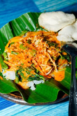 Muz yaprağında pekel pilavı, pekel pilavı, muz yaprağında servis edilen tipik bir Endonezya yemeği..