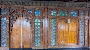 Geleneksel Cava binası cephesi detaylı ahşap oymalarla dolu, geleneksel bir Java ahşap binasının ön manzarası..