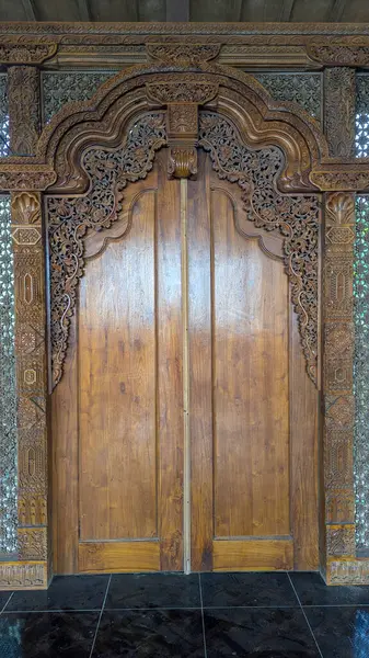 Geleneksel Cava binası cephesi detaylı ahşap oymalarla dolu, geleneksel bir Java ahşap binasının ön manzarası..