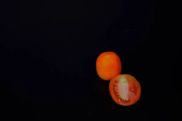 Domatesler kesilmiş ve reklamlar için siyah üzerine kısmen el değmemiş..