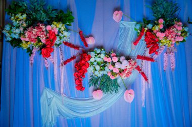 Renkli çiçek süslemeleri yumuşak açık mavi arkaplanı süsler. Renkli arka planda güzel çiçek buketi, üst manzara.