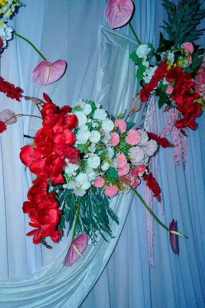 Renkli çiçek süslemeleri yumuşak açık mavi arkaplanı süsler. Renkli arka planda güzel çiçek buketi, üst manzara.