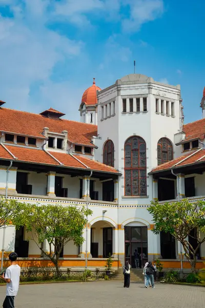 Lawang Sewu 'nun tipik bir Hollanda mimarisi olan kırmızı çatılı tarihi binası mavi gökyüzünün altında reklam odası için muhteşem görünüyor..