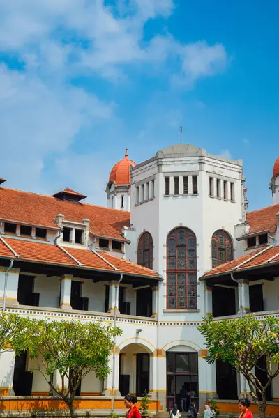 Lawang Sewu 'nun tipik bir Hollanda mimarisi olan kırmızı çatılı tarihi binası mavi gökyüzünün altında reklam odası için muhteşem görünüyor..