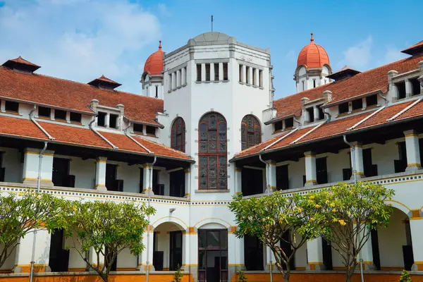 Lawang Sewu 'nun tipik bir Hollanda mimarisi olan kırmızı çatılı tarihi binası mavi gökyüzünün altında reklam odası için muhteşem görünüyor..