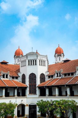 Lawang Sewu 'nun tipik bir Hollanda mimarisi olan kırmızı çatılı tarihi binası mavi gökyüzünün altında reklam odası için muhteşem görünüyor..
