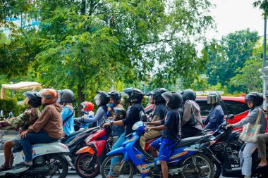 Semarang, Merkez Java, 1 Mayıs 2025, bir kavşakta durup trafik ışıklarını bekleyen bir motosiklet sürücüsü..