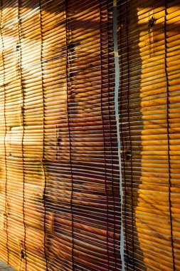 Öğleden sonraları güneş ışığına karşı önyargılı bambu perdeleri,