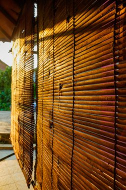 Öğleden sonraları güneş ışığına karşı önyargılı bambu perdeleri,