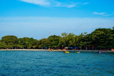 Jepara Central Java, 5 Mayıs 2025, İnsanlar tatillerde denizde oynuyorlar..