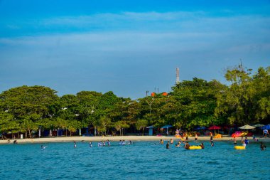 Jepara Central Java, 5 Mayıs 2025, İnsanlar tatillerde denizde oynuyorlar..