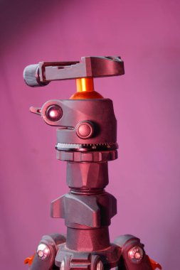 Kilitleme mekanizması, kabarcık seviyesi ve kırmızı ile izole açı ayarlama için derece ölçekli tripod başlığının görünümü.