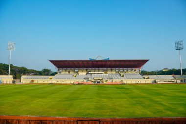 Boş bir futbol stadyumu. Metinler için boş alanı var. Yeşil çimen sahası olan spor stadyumu.,