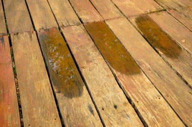 Tahta zeminde yağmur suyu birikintileri, yağmur damlacıkları ile ahşap ahşap dokular..