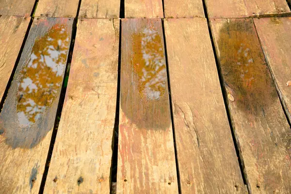 Tahta zeminde yağmur suyu birikintileri, yağmur damlacıkları ile ahşap ahşap dokular..