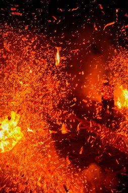 Gece arkaplanındaki kıvılcımlar