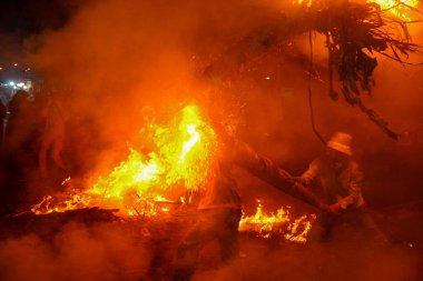 Gece arkaplanındaki kıvılcımlar