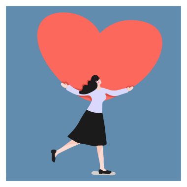 Büyük kırmızı kalbi kucaklayan bir kadın