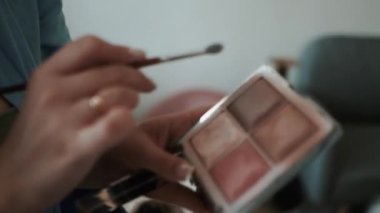 Modelle çalışmadan önce makyaj ustasının araçlarını kapat. Model ile çalışmadan önce makyaj ustasının araçlarının yüksek kalite 4k yakın çekim görüntüsü