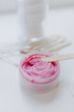 Sürecin başlangıcından önce beyaz arka plan fırçaları ve kremleriyle bir güzellik salonunda kaş boyalı araç ve gereçlerin yakın çekimi. Yüksek kalite fotoğraf