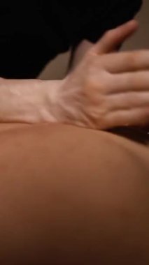 Usta masör masaj seansı sırasında ellerini genç bir kızın çıplak vücudunun üzerinde gezdiriyor. Yüksek kaliteli FullHD görüntüler