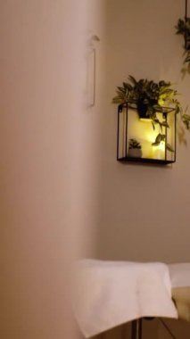 Masaj işlemi başlamadan önce mumlarla dolu bir masaj odası. Rahatlama ve dinlenme, huzur ve sükunet ortamı. Yüksek kalite 4k görüntü
