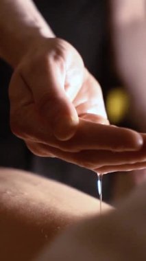 Usta masör masaj seansı sırasında ellerini genç bir kızın çıplak vücudunun üzerinde gezdiriyor. Yüksek kaliteli FullHD görüntüler