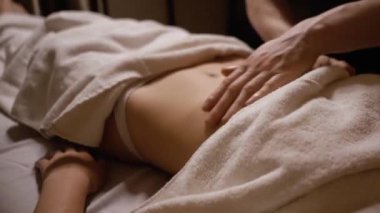 Usta masör masaj seansı sırasında ellerini genç bir kızın çıplak vücudunun üzerinde gezdiriyor. Yüksek kaliteli FullHD görüntüler