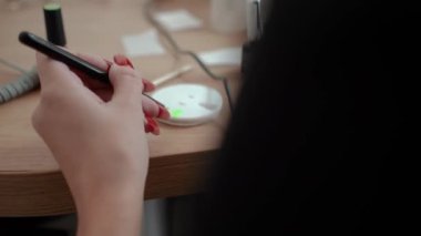 Güzellik ustası manikürcü, güzellik salonunda genç ve güzel bir kıza el ve parmaklarıyla manikür yapıyor. Tamirci aletlerini kapatın. Yüksek kaliteli FullHD görüntüler